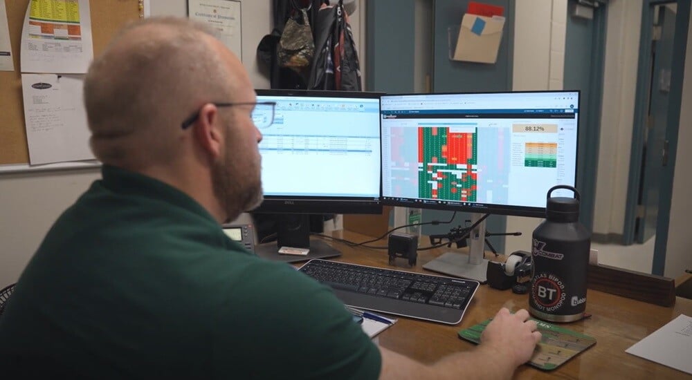 correctional-officer-using-computer (1)