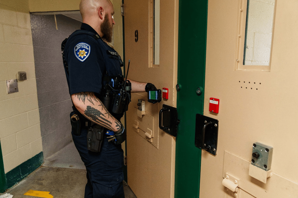 corrections officer scanning hard tag with mobile command xr