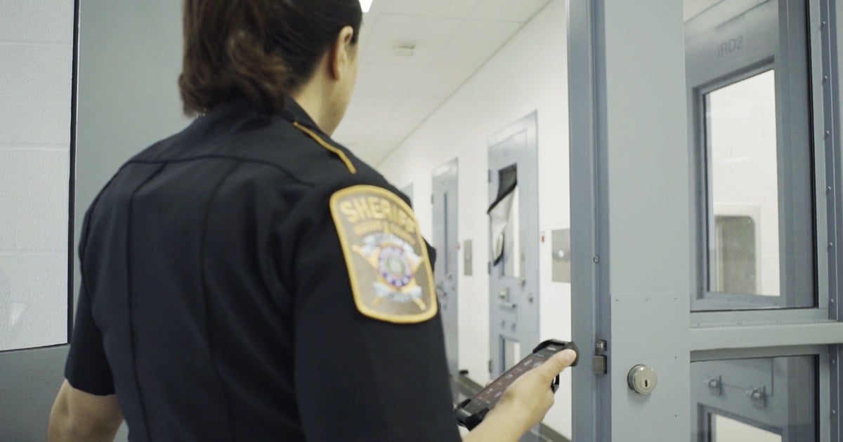 correctional officer using guardian rfid spartan